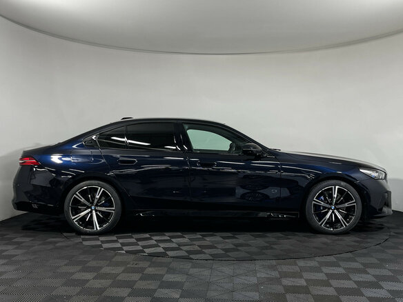 2026 BMW 5 серии 530i xDrive VIII (G60/G61/G68), синий - вид 3