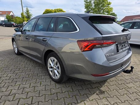 2023 Skoda Octavia IV (A8), серый, 2410000 рублей, вид 4