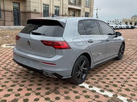 2023 Volkswagen Golf VIII, серый, 1950005 рублей, вид 4