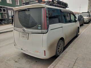 2017 Toyota Noah III (R80) Рестайлинг, белый, 1516400 рублей, вид 3