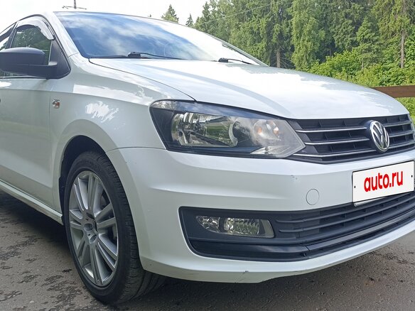 2018 Volkswagen Polo V Рестайлинг, белый, 780000 рублей - вид 1