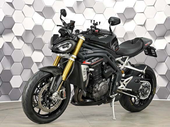 2021 Triumph Speed Triple, чёрный, 1329000 рублей - вид 1