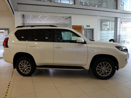 2019 Toyota Land Cruiser Prado 150 Series Рестайлинг 2, белый, 5700000 рублей, вид 4