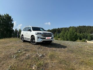 2017 Toyota Land Cruiser 200 Series Рестайлинг 2, белый, 6250000 рублей, вид 1