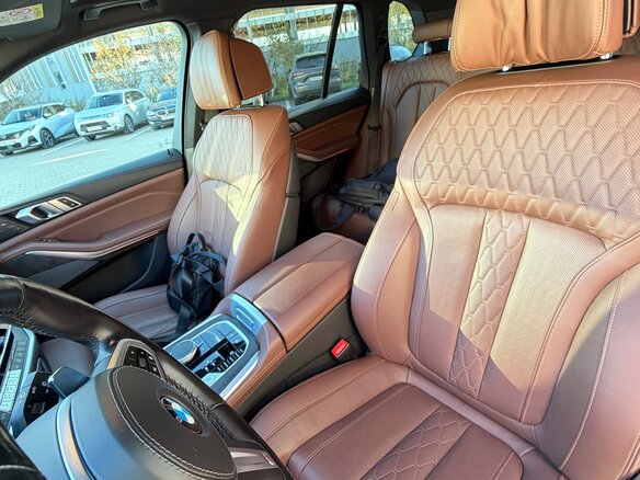 2021 BMW X5 M50i IV (G05/G18), фиолетовый, 7600000 рублей - вид 8