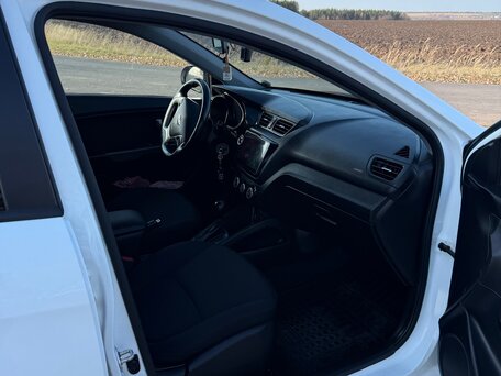 2016 Kia Rio III Рестайлинг, белый, 950000 рублей, вид 5