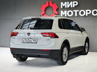 2017 Volkswagen Tiguan II, белый, 2080000 рублей, вид 4