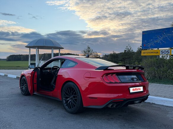 2019 Ford Mustang VI Рестайлинг, красный, 4700000 рублей - вид 3