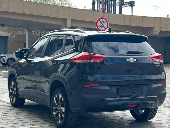 2022 Chevrolet Tracker IV, чёрный - вид 3