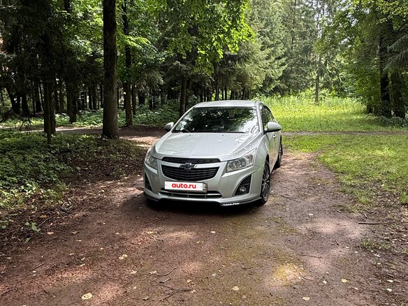 2015 Chevrolet Cruze I Рестайлинг, серебристый, 800000 рублей - вид 1