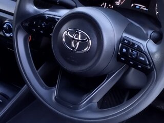 2021 Toyota Yaris IV, белый, 1350000 рублей, вид 4