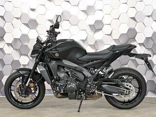 2024 Yamaha MT-09 (FZ-09), чёрный, 1227000 рублей, вид 4