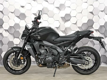 2024 Yamaha MT-09 (FZ-09), чёрный, 1227000 рублей, вид 4