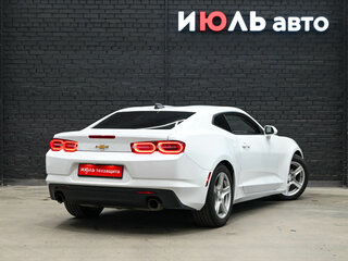 2020 Chevrolet Camaro VI Рестайлинг, белый, 2885000 рублей, вид 4