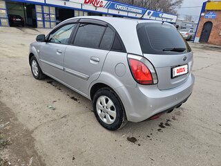 2011 Kia Rio II Рестайлинг, серебристый, 650000 рублей, вид 4
