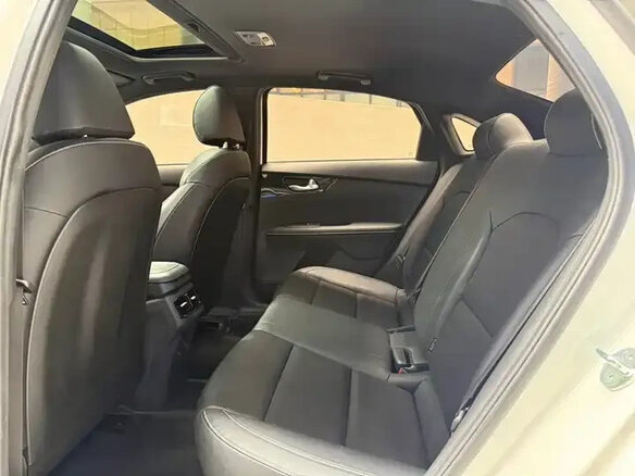 2023 Kia K3 II (China Market) Рестайлинг, белый - вид 12