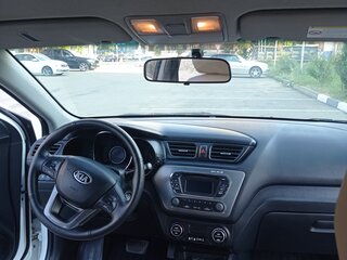 2013 Kia Rio 4-speed III, белый, 850000 рублей, вид 5