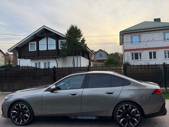 2026 BMW 5 серии 520d xDrive VIII (G60/G61/G68), серый, 9400000 рублей - вид 7