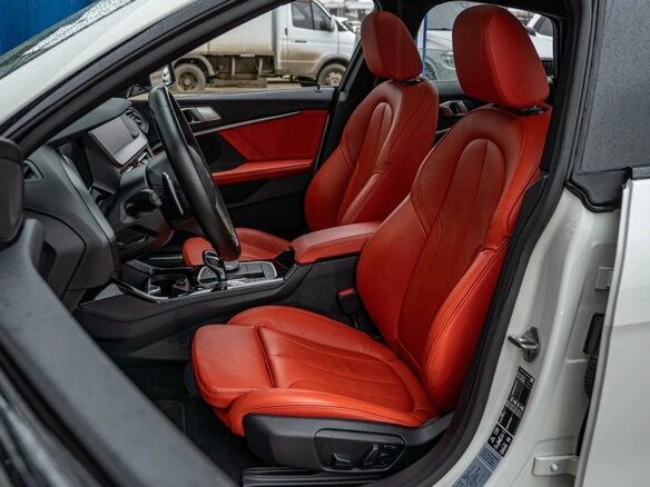 2021 BMW 2 серии Gran Coupe M235i xDrive F44, белый, 4250000 рублей - вид 6
