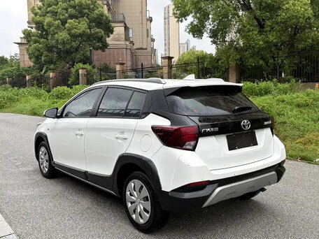 2022 Toyota Yaris L XP150 Рестайлинг, белый, 1080000 рублей, вид 2