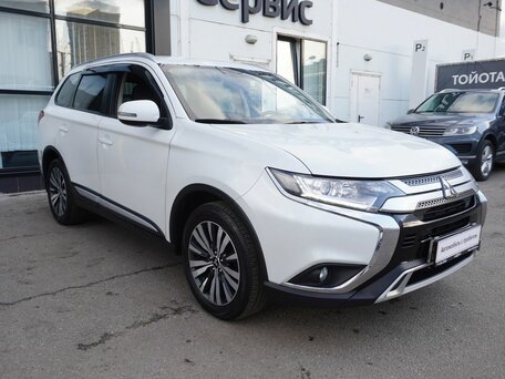 2021 Mitsubishi Outlander III Рестайлинг 3, белый, 2125000 рублей, вид 3