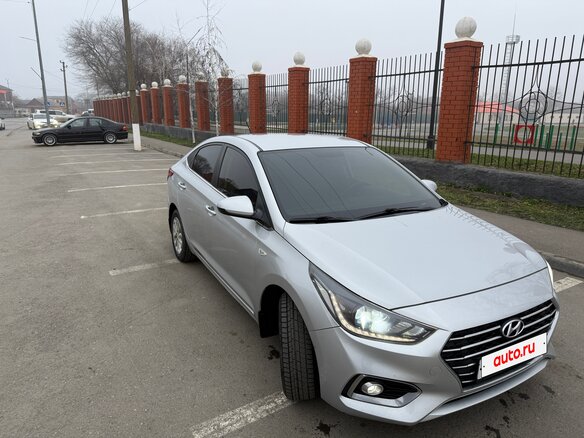 2018 Hyundai Solaris II, серебристый, 1400000 рублей - вид 3