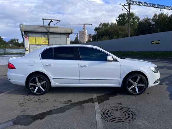 2013 Skoda Superb DSG II Рестайлинг, белый, 1150000 рублей - вид 1