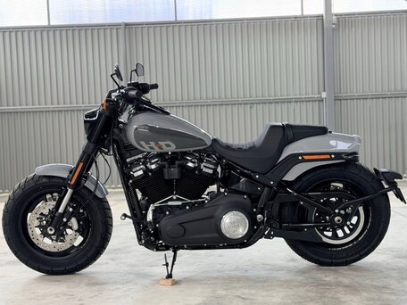 2024 Harley-Davidson Fat Bob, серый, 2200000 рублей, вид 4
