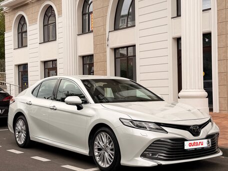 2020 Toyota Camry VIII (XV70), белый, 2749999 рублей, вид 2