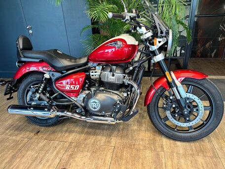 2026 Royal Enfield Super Meteor, пурпурный, 792000 рублей, вид 3
