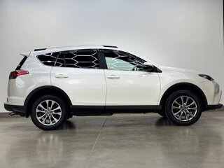 2017 Toyota RAV4 IV (XA40) Рестайлинг, белый, 2350000 рублей, вид 4