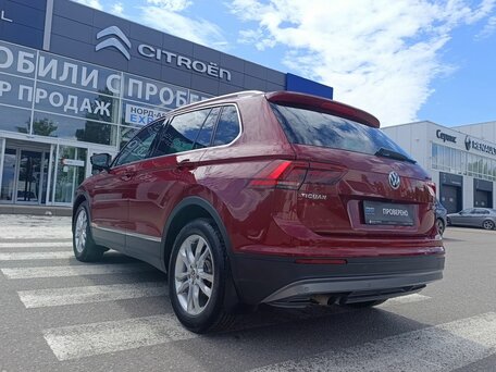 2017 Volkswagen Tiguan II, красный, 2390000 рублей, вид 5
