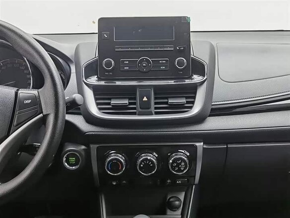 2022 Toyota Yaris L X XP150 Рестайлинг, белый, 1050202 рублей - вид 4