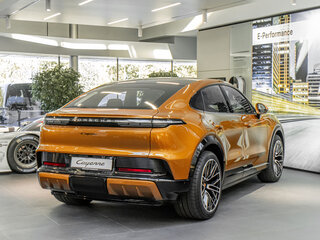 2026 Porsche Cayenne Electric Coupé IV, золотистый, 26700000 рублей, вид 5