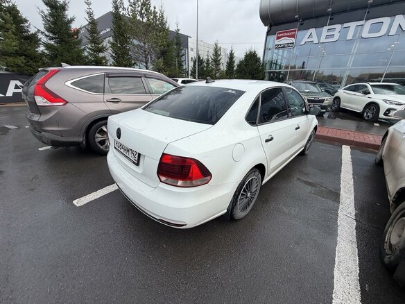 2017 Volkswagen Polo V Рестайлинг, белый, 899000 рублей - вид 2
