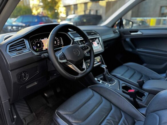 2022 Volkswagen Tiguan II Рестайлинг, чёрный, 2425000 рублей - вид 6