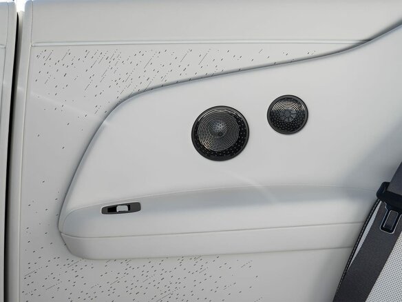 2026 Rolls-Royce Spectre Black Badge I Рестайлинг (Series II), серый, 72000000 рублей - вид 33