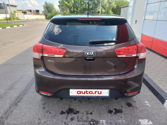 2017 Kia Rio III Рестайлинг, коричневый, 750000 рублей - вид 6