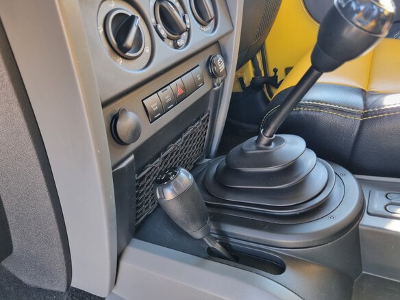 2008 Jeep Wrangler III (JK), жёлтый, 4050000 рублей - вид 18