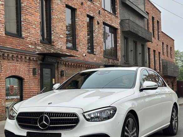 2020 Mercedes-Benz E-Класс 350 V (W213, S213, C238) Рестайлинг, белый, 5000000 рублей - вид 2