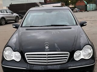 2004 Mercedes-Benz C-Класс 240 II (W203) Рестайлинг, чёрный, 300000 рублей, вид 3