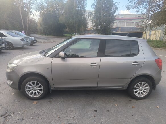 2013 Skoda Fabia II Рестайлинг, бежевый, 810000 рублей - вид 8