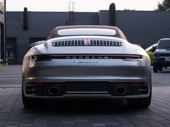 2020 Porsche 911 Carrera 4S VIII (992), серебристый, 13500000 рублей - вид 4