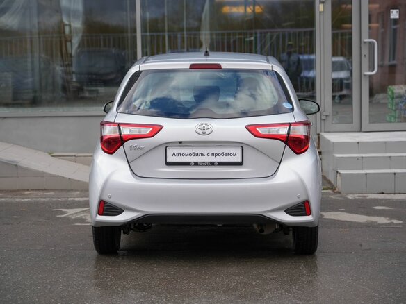 2019 Toyota Vitz III (XP130) Рестайлинг 2, серый, 1050000 рублей - вид 5