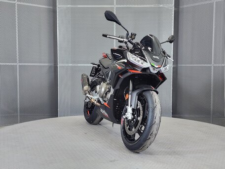 2022 Aprilia Tuono 660, чёрный, 1029000 рублей, вид 3