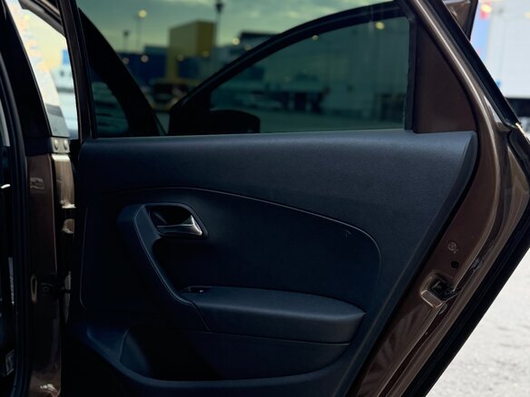 2015 Volkswagen Polo V Рестайлинг, коричневый, 900000 рублей - вид 13