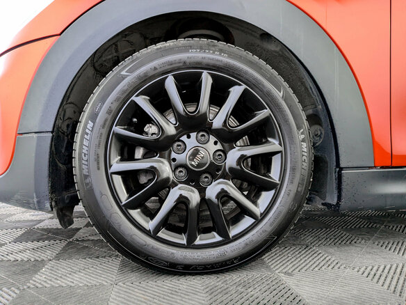 2020 Mini Hatch Cooper III (F55/F56) Рестайлинг, оранжевый, 2330000 рублей - вид 17