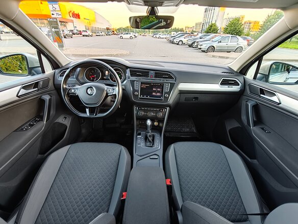 2017 Volkswagen Tiguan II, серебристый - вид 10
