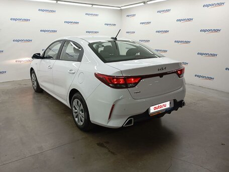 2022 Kia Rio IV Рестайлинг, белый, 1643500 рублей, вид 4