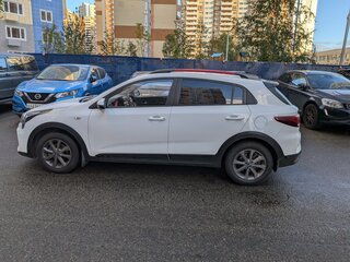 2021 Kia Rio X IV Рестайлинг, белый, 1800000 рублей, вид 4